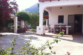 Villa by the Vulcano - 65mq plus large garden and patio